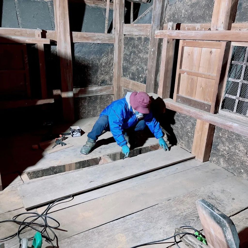 中村さん 蔵での制作4日目